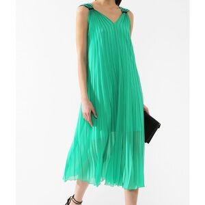 ESCADA
SPORT
Pleated dress,size 34.
